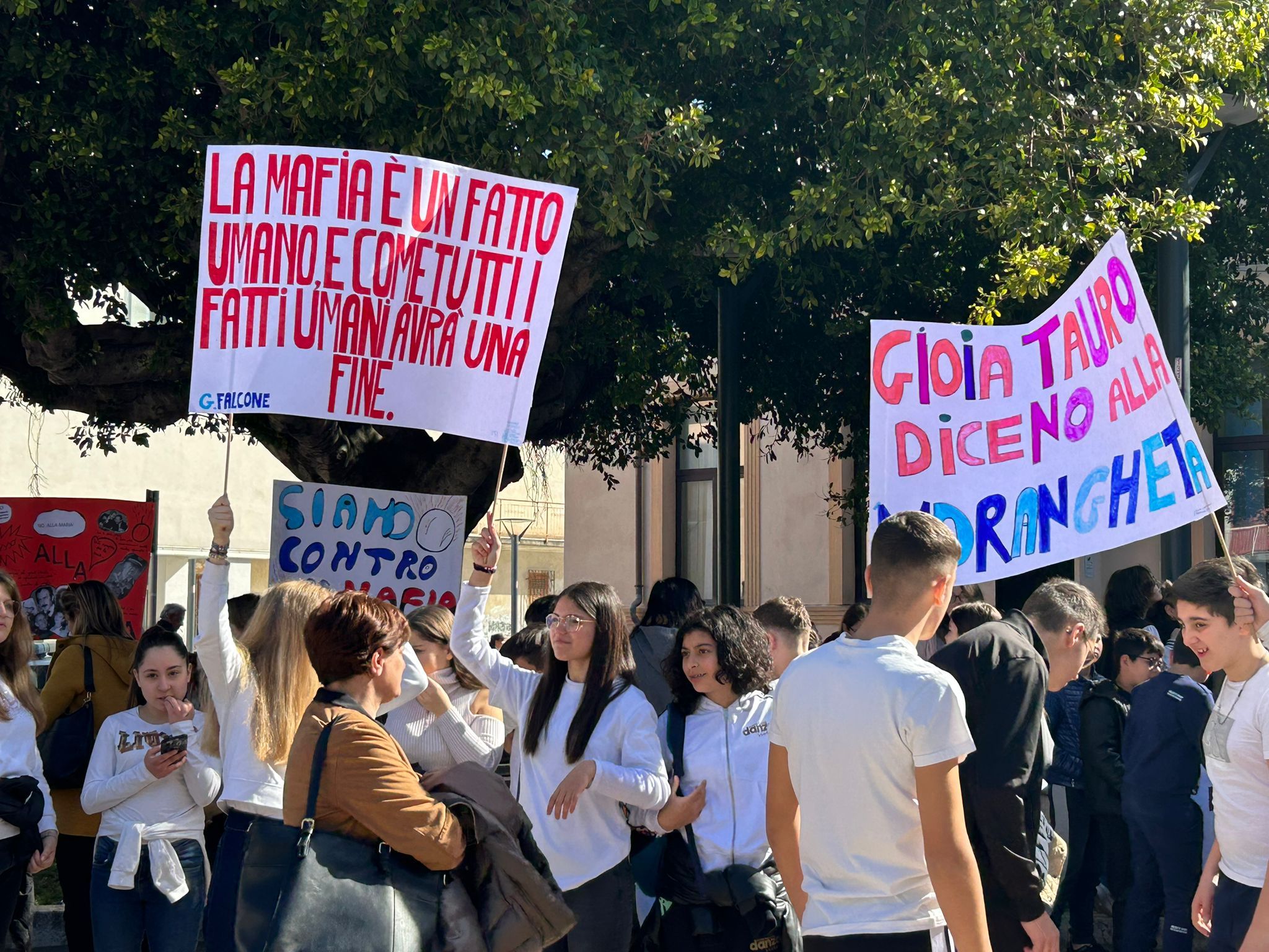 A Gioia in centinaia in piazza contro la ‘ndrangheta. Il sindaco ai mafiosi: «Siete dei vigliacchi» – FOTO E VIDEO