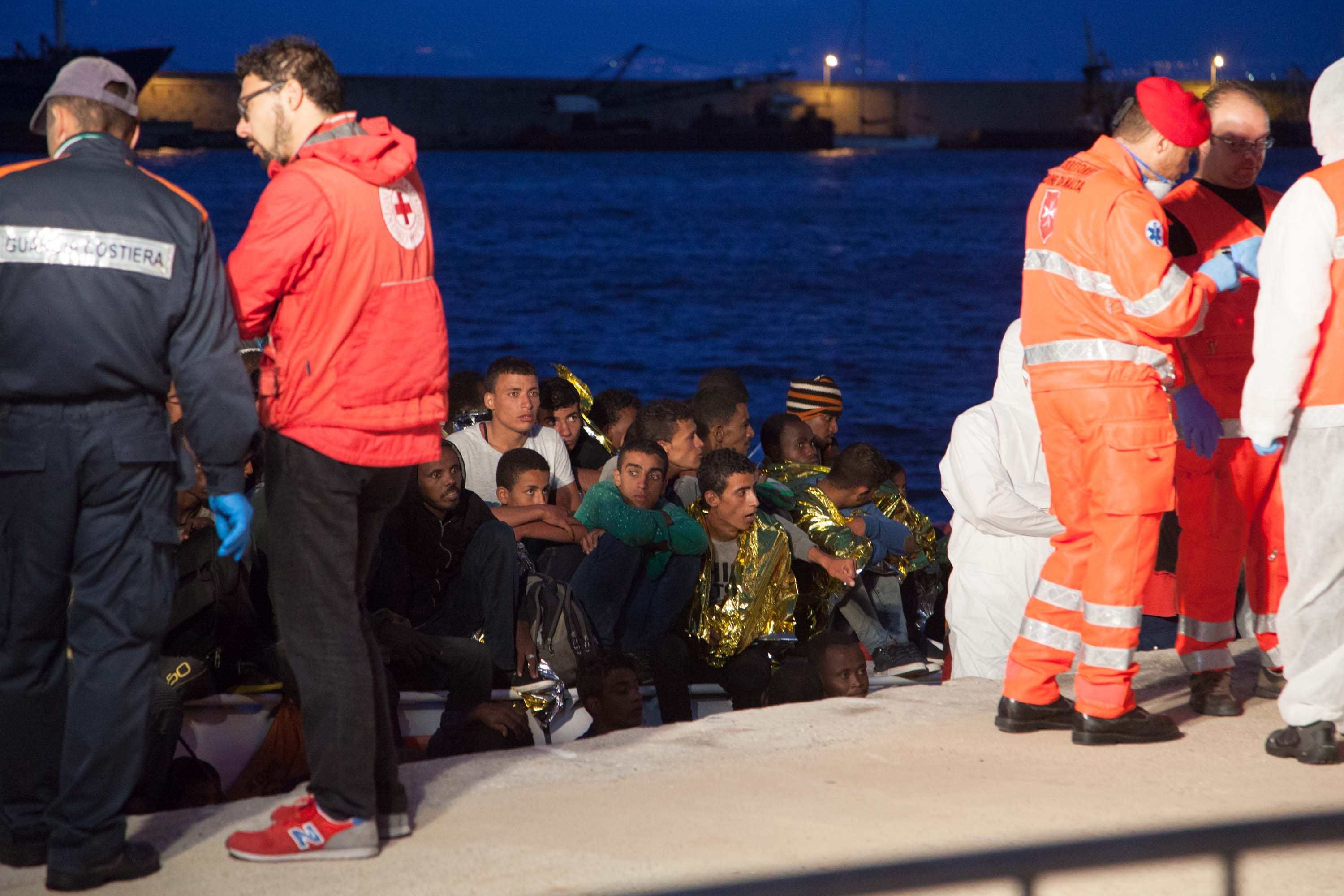 Reggio, sbarcano all'alba 400 migranti