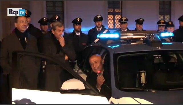 Minniti "sequestra" una volante per gli auguri di fine anno