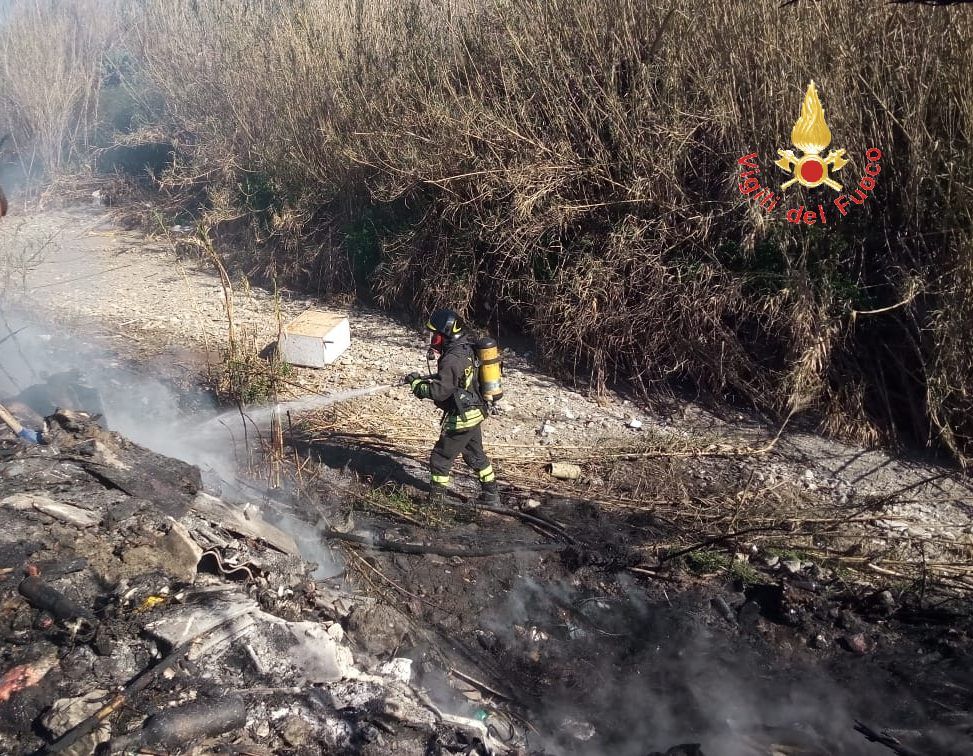 Lamezia, incendio in una discarica abusiva lungo il Cantagalli