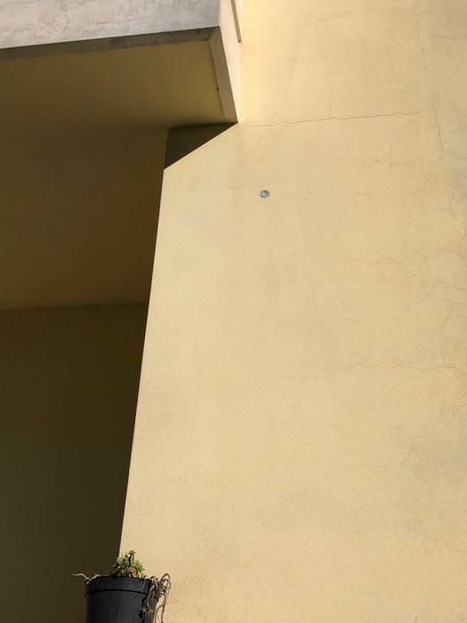 Trenta colpi di pistola contro una palazzina, paura nel Vibonese