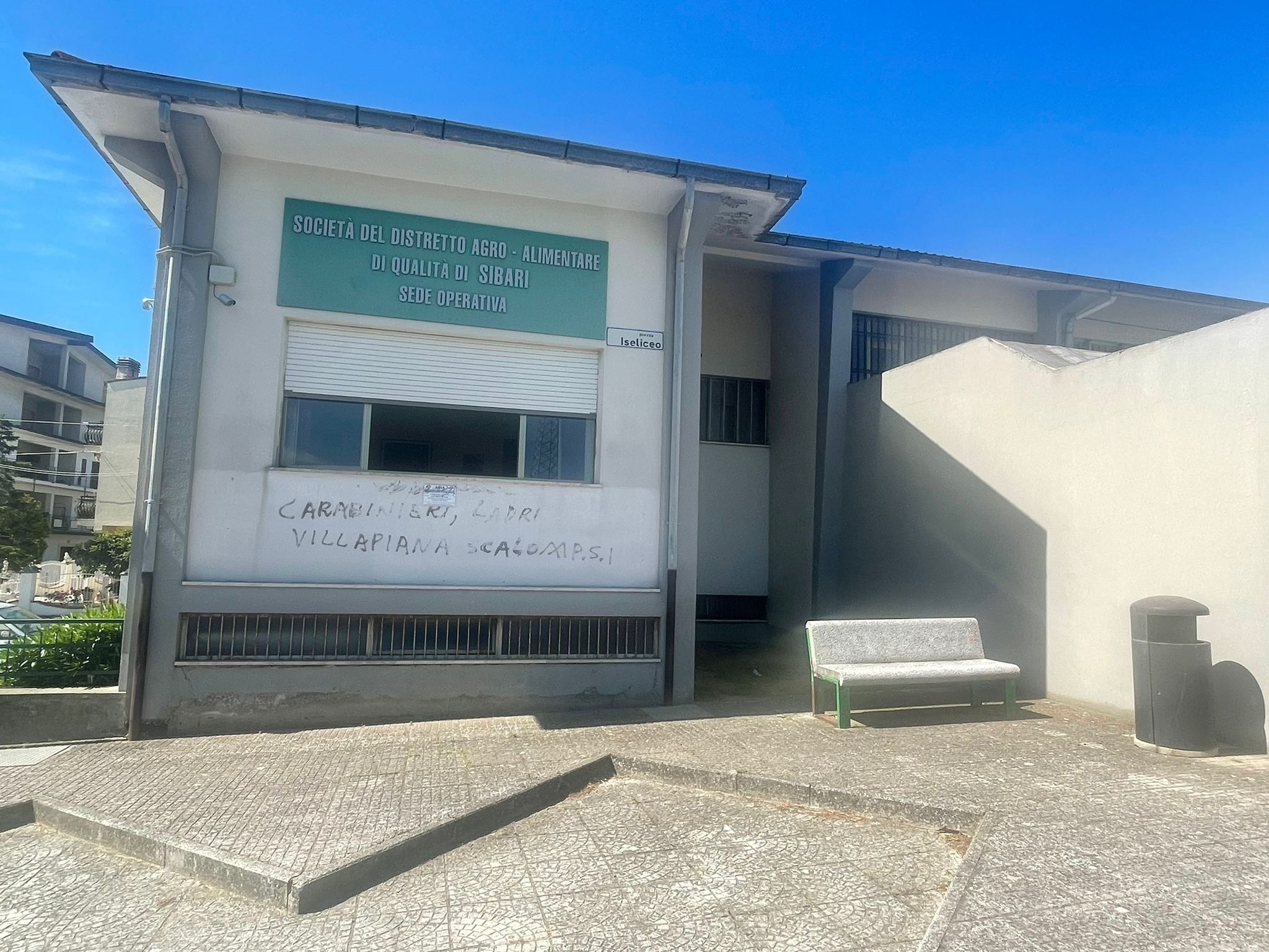 Cassano, scritte sui muri contro i carabinieri: la solidarietà di Papasso