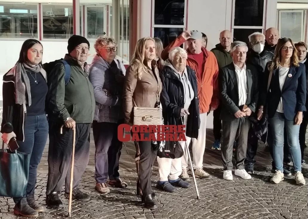 Sit-in al GOM, i dializzati reggini chiedono i posti rene: «La dialisi non può aspettare»