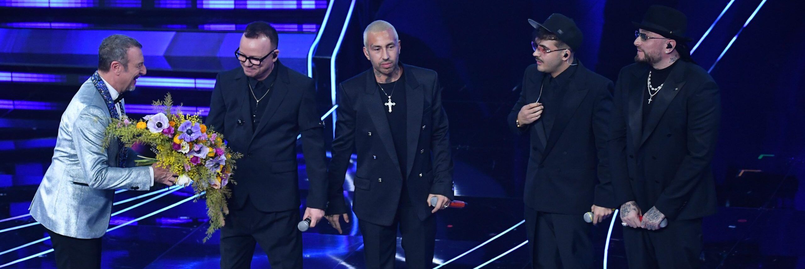 Sanremo, Geolier vince la “serata cover”. Contestazioni all’Ariston