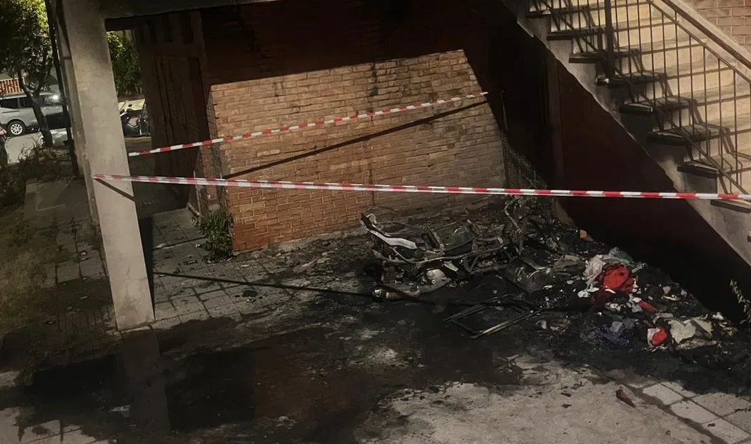Notte di paura a Corigliano Rossano: incendiato un motorino