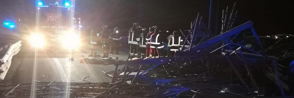 Tir perde il carico: 2 morti e 3 feriti. È caccia al camionista