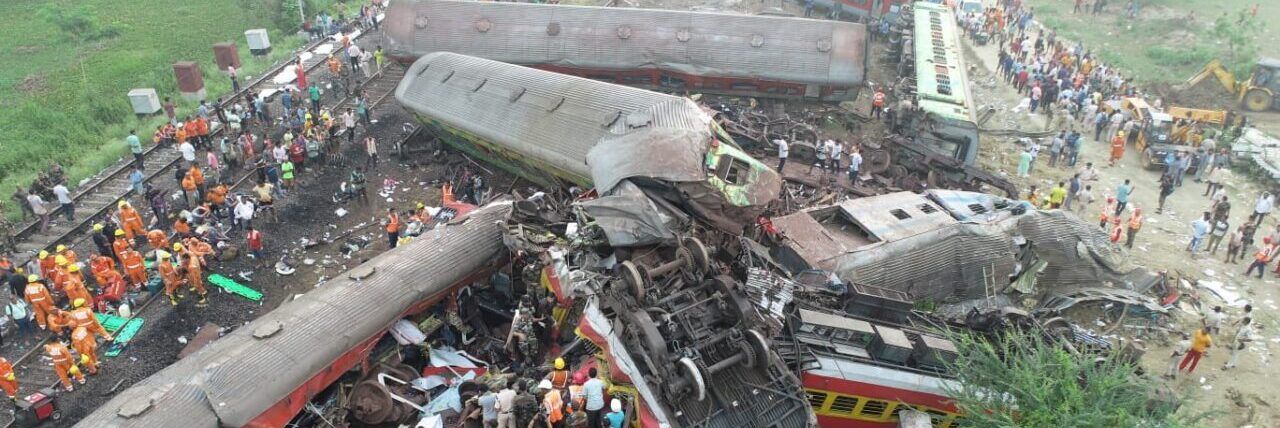 Scontro fra treni in India, quasi 300 i morti e 900 i feriti