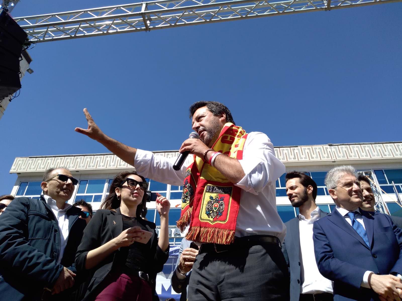 «Salvini fascista e buffone». E lui ribatte: «Moscerini rossi» – VIDEO