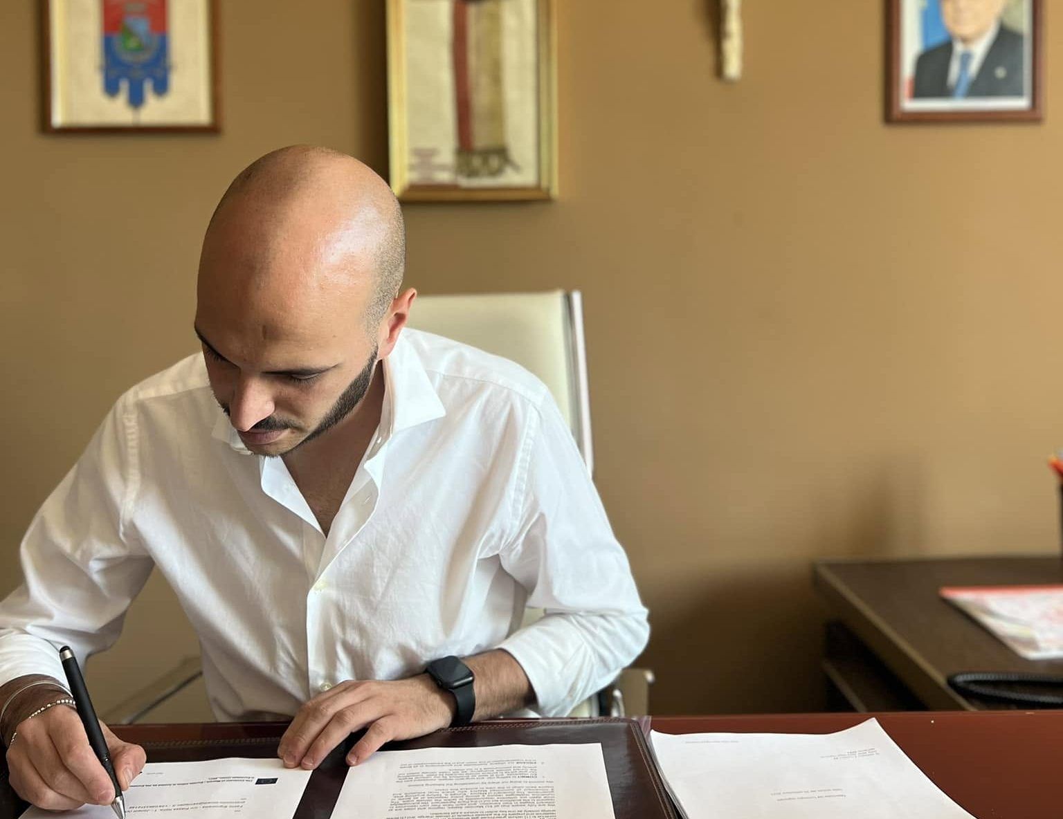 Jonadi, il borgo calabrese che non si spopola e non invecchia. «Dal taxi sociale all’Erasmus, così le famiglie scelgono di restare»