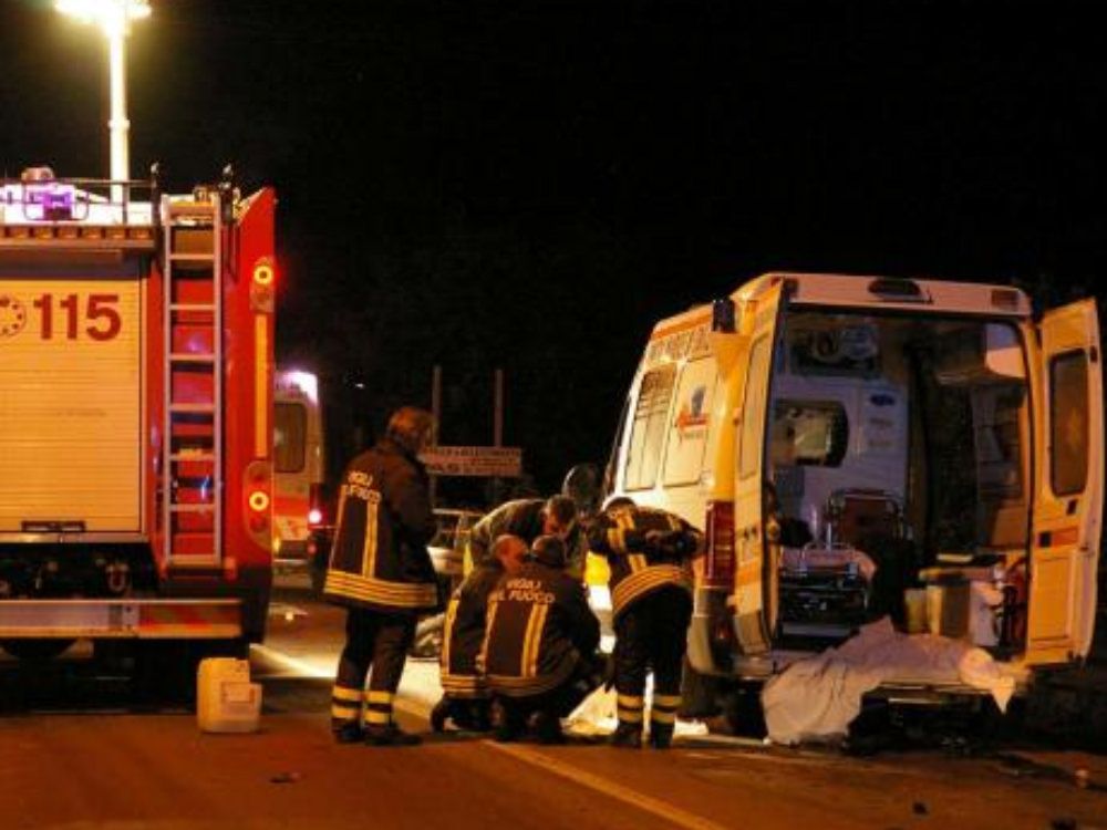 Si ribalta autobus, cinque persone ferite
