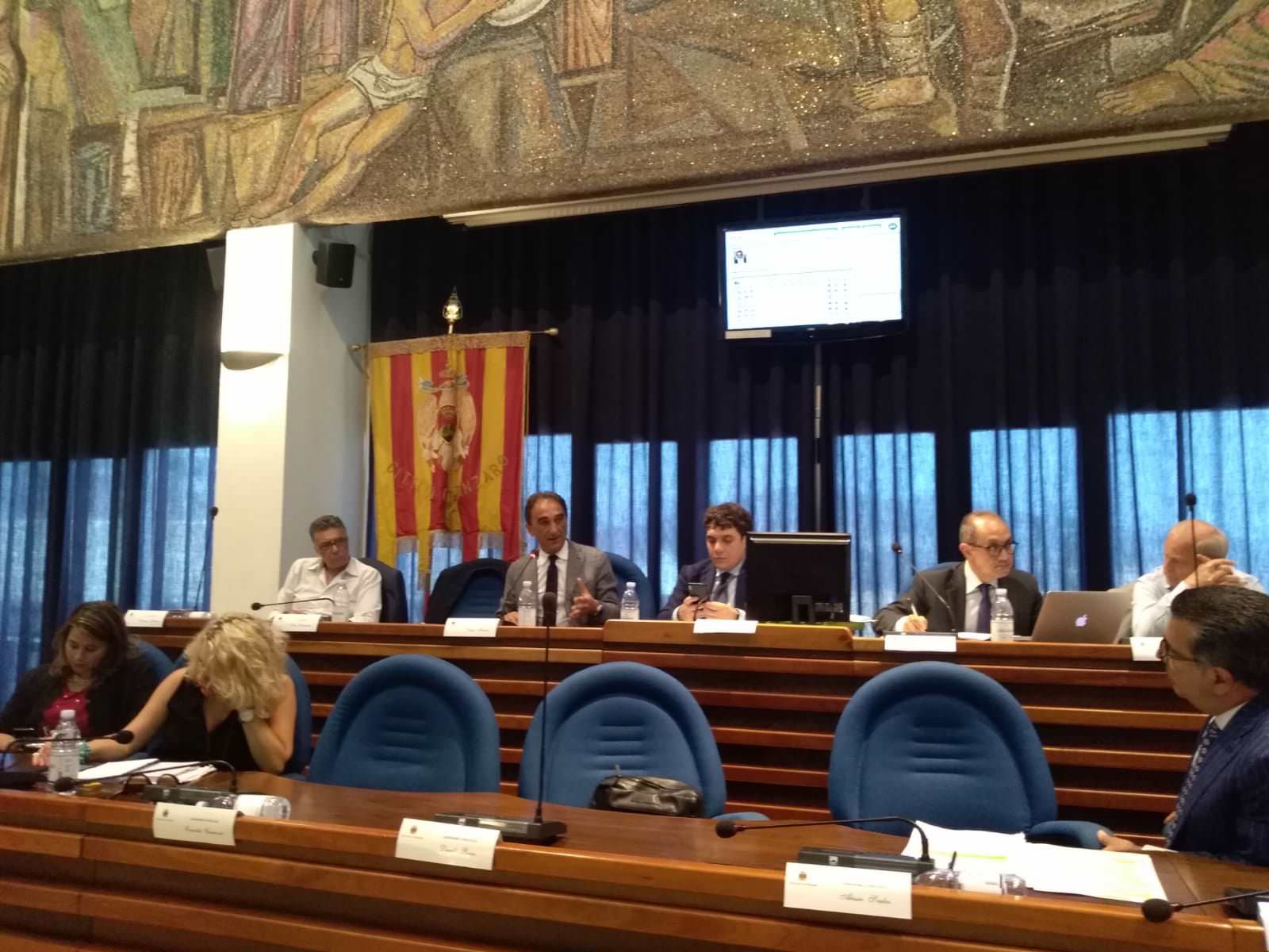 Catanzaro, tensione in Consiglio: Abramo lascia l’aula e schiva le trappole