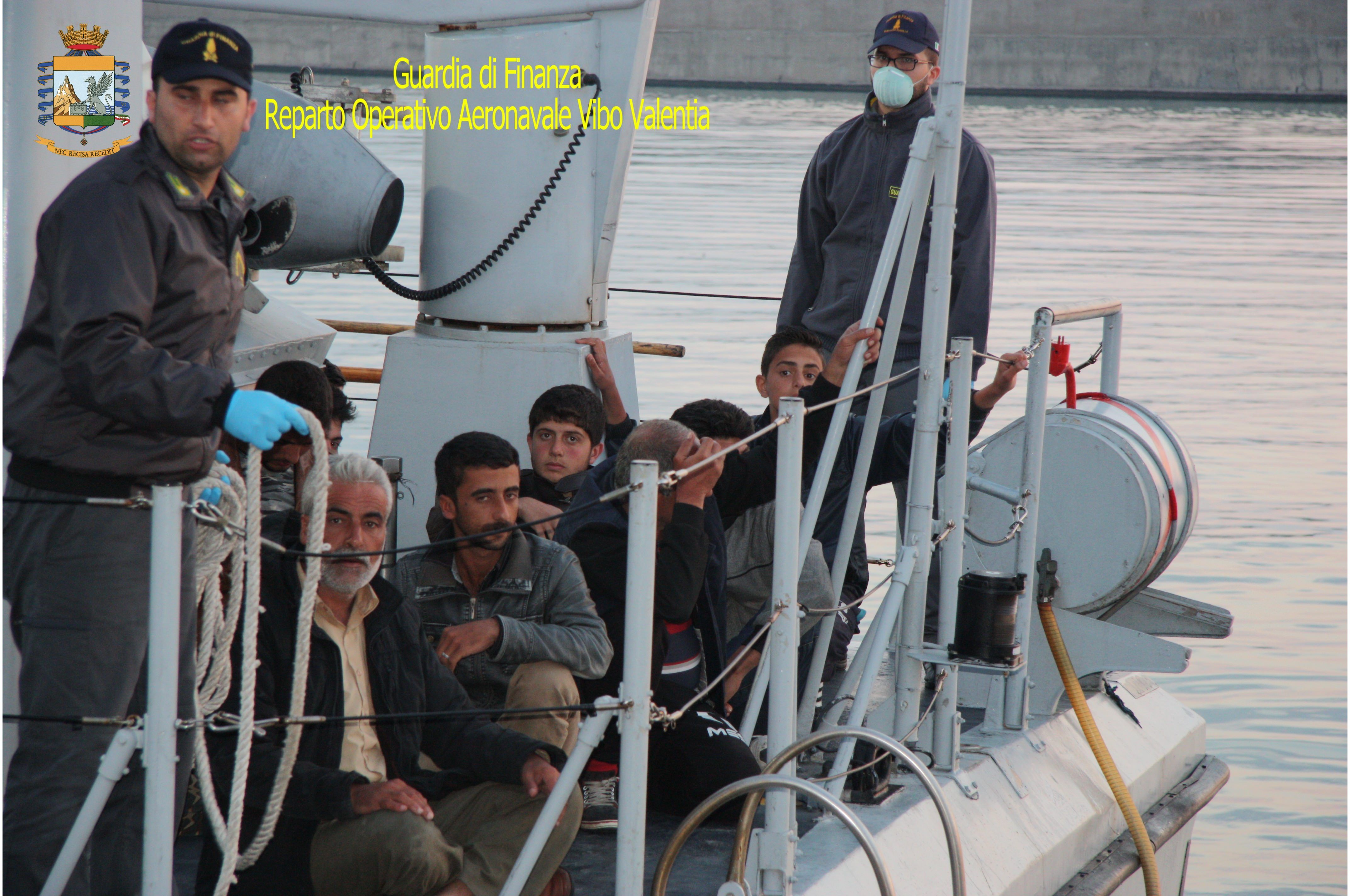 Crotone, sbarcati 35 migranti. Due scafisti ucraini in manette