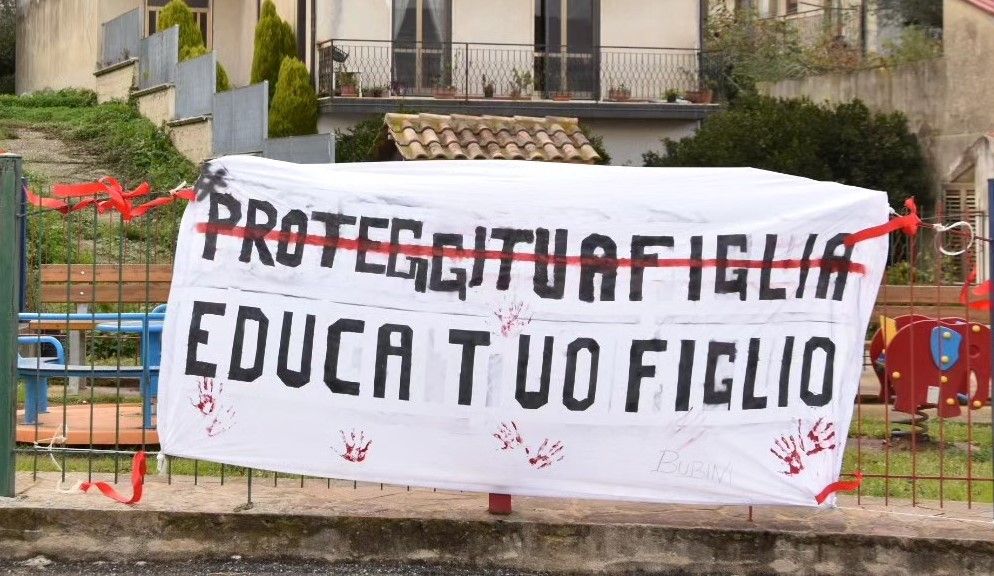 Striscione contro la violenza sulle donne rimosso dal sindaco: scoppia il caso nel Vibonese