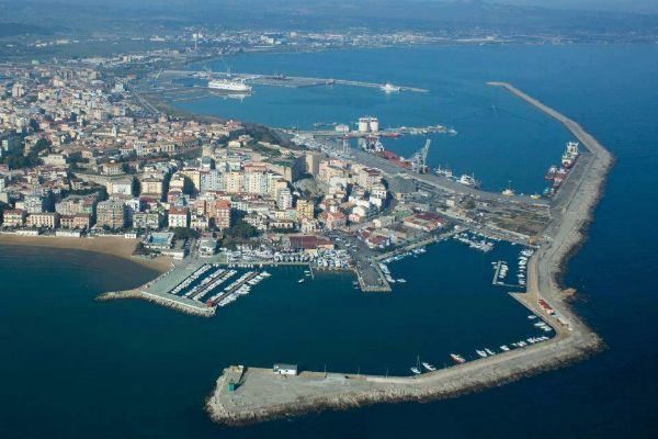 Porto di Crotone, operai verso lo sciopero della fame