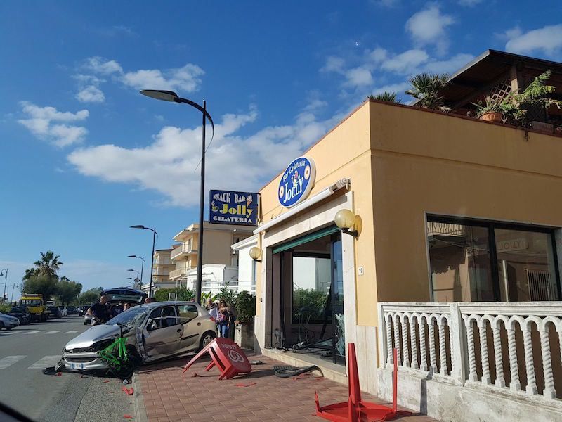 Falerna, auto sfonda vetrina di un bar