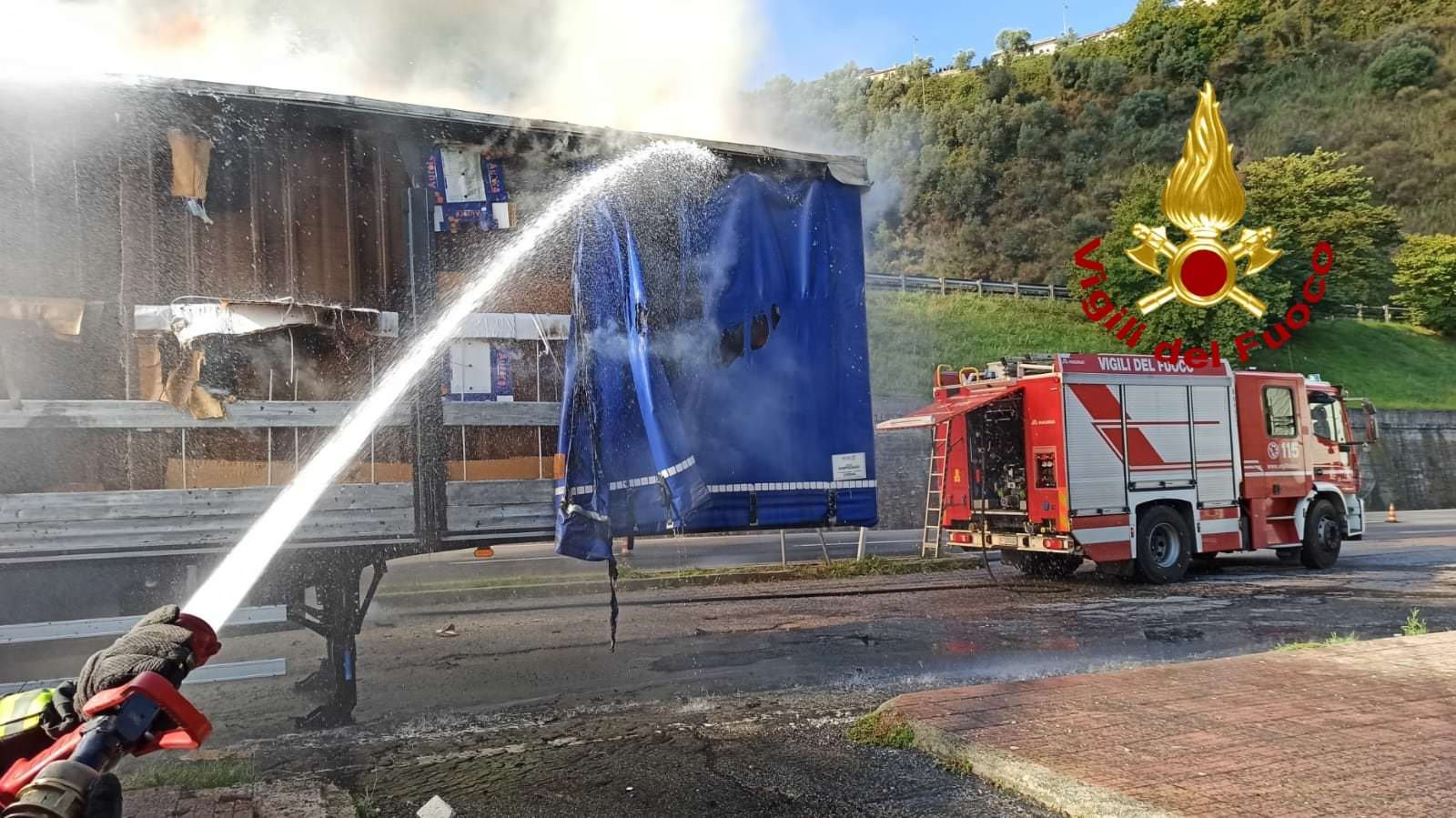Autocarro in fiamme sull'A2 tra Rogliano e Cosenza