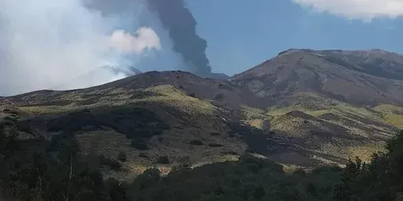 Etna, sospesi fino a domani i voli da e per Catania