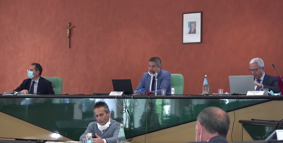 Rende ok alla "privatizzazione" del cimitero, ma è scontro in consiglio