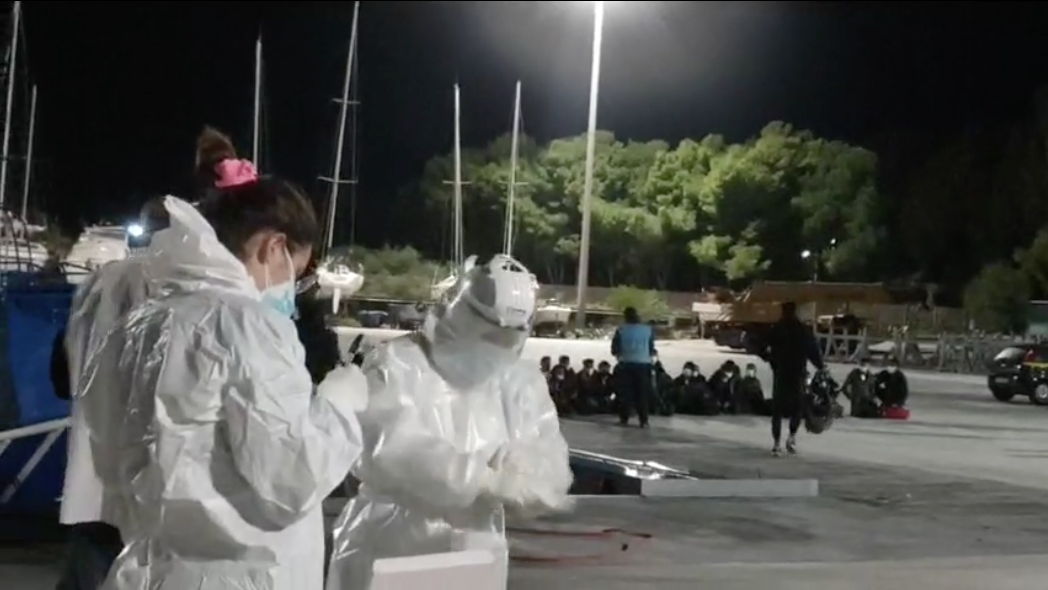 Migranti soccorsi a Isola Capo Rizzuto: fermati due scafisti