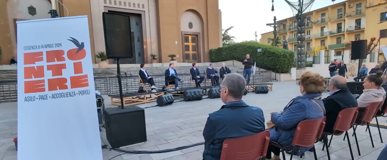 Si conclude a Cosenza il festival Frontiere. «Basta finanziamenti all’industria delle armi»