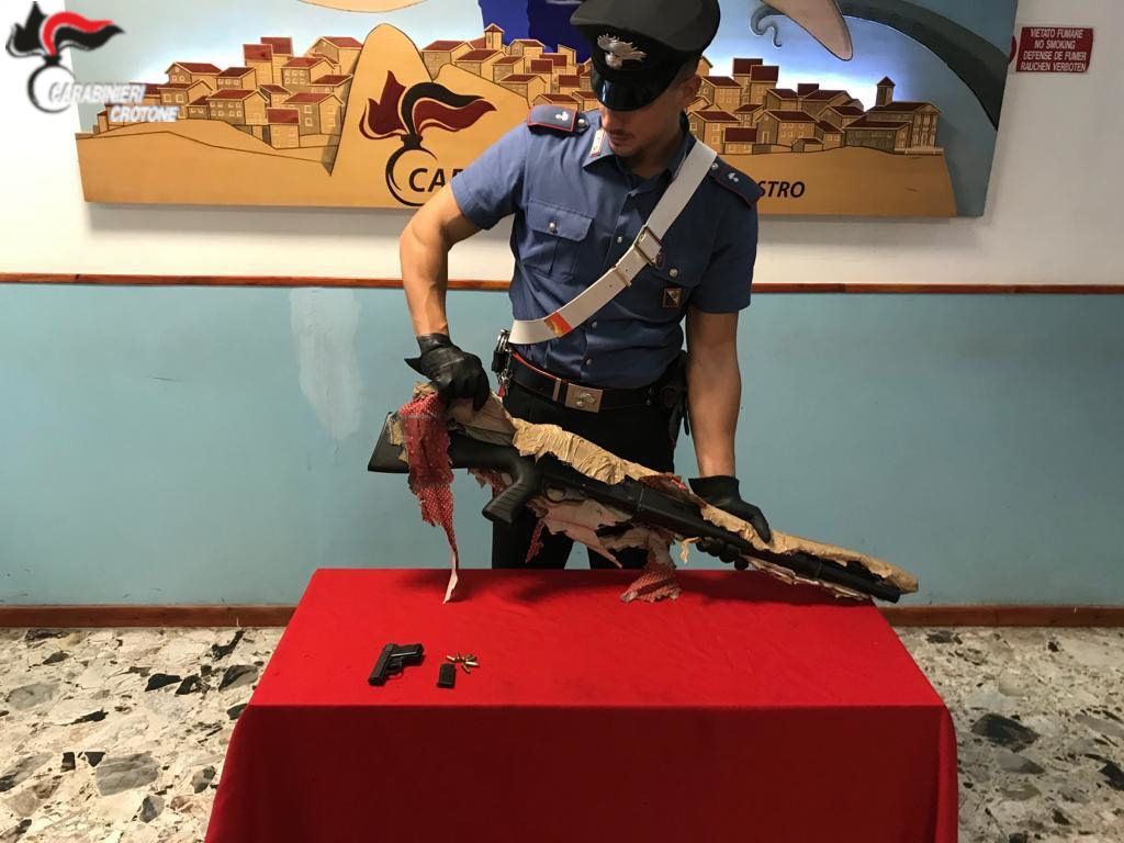 Mesoraca, arrestato un 46enne trovato in possesso di armi illegali