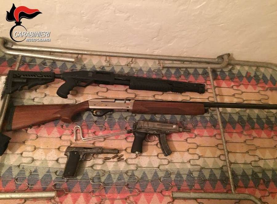 Mammola, colpi di fucile e pistola contro i lampioni: arrestati due ventenni
