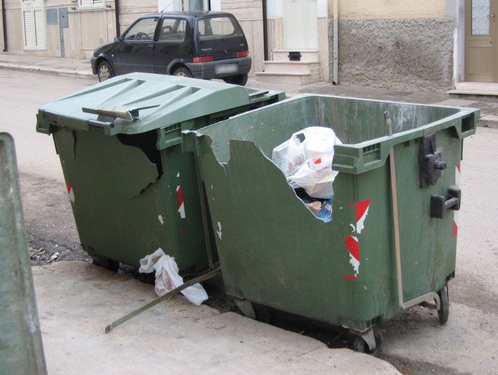 Cosenza, nella "zona rossa" spariscono i cassonetti
