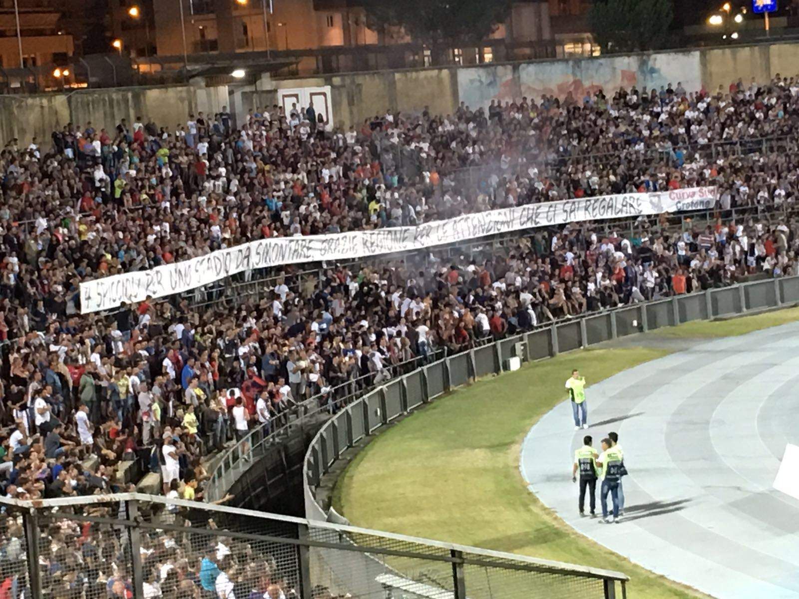 Gli striscioni dei tifosi del Crotone contro la Regione