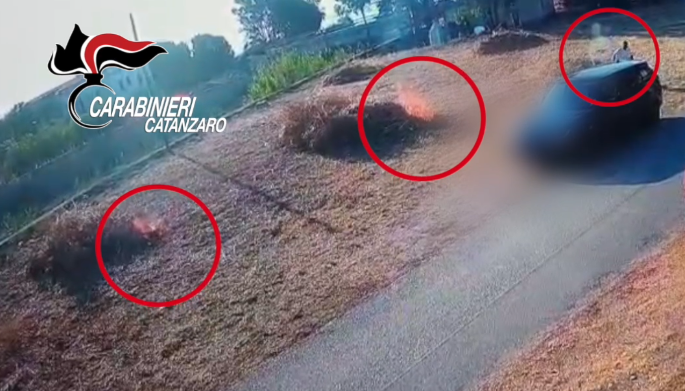 Incendio di sterpaglie a Montauro, denunciato un 49enne: decisivi i filmati di videosorveglianza