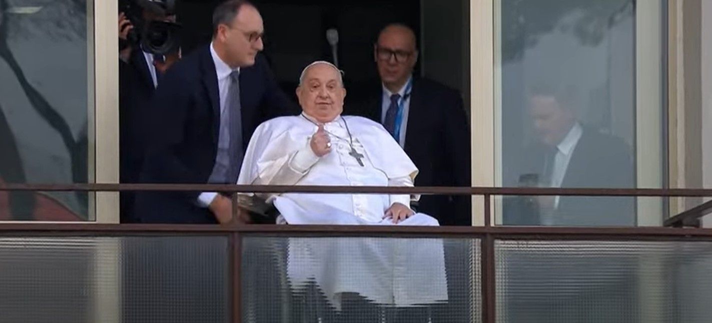 Il Papa si affaccia dal Gemelli e saluta la folla