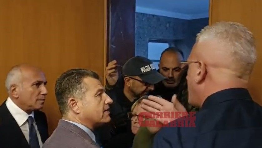 Cosenza, contestazione dei dipendenti Amaco durante il Consiglio: ricevuta una delegazione – VIDEO
