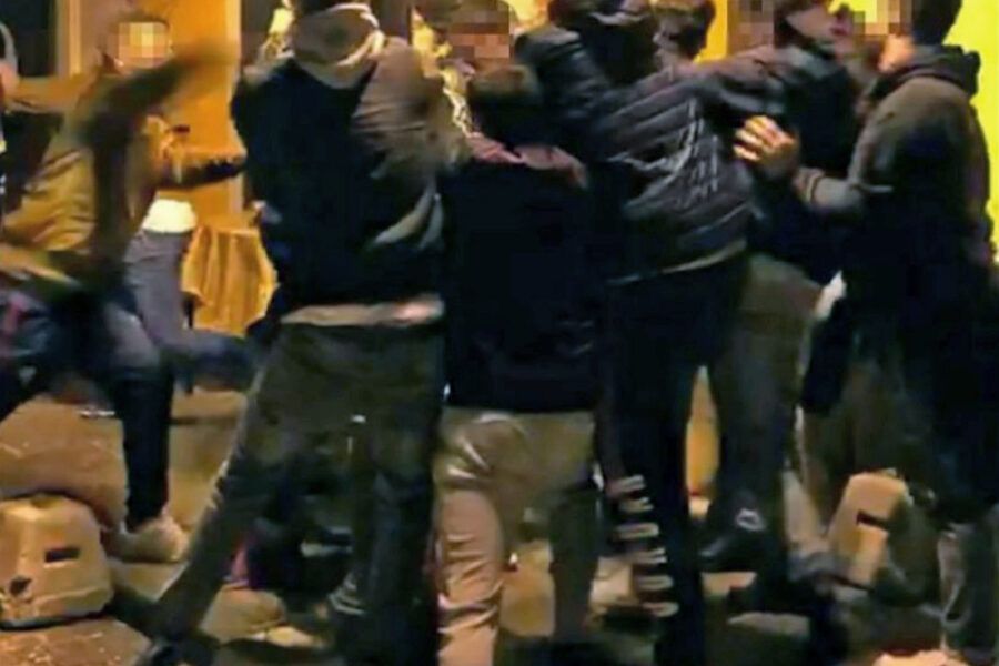 Figlio di un poliziotto aggredito all’uscita da scuola a Vibo: denunciati tre giovani