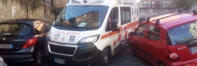 Sosta selvaggia a Napoli blocca ambulanza: muore una donna