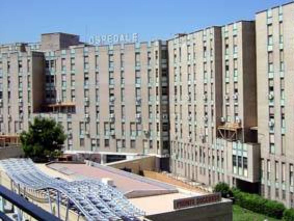 Crotone, precari sul tetto dell`ospedale per protesta