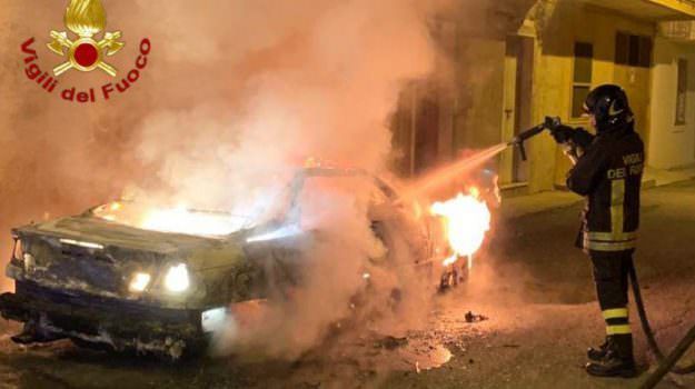 Auto in fiamme a Isola Capo Rizzuto, a rischio una casa vicina