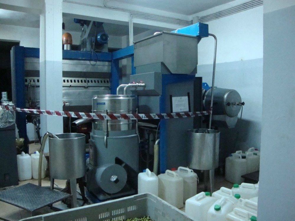 Scaricavano i reflui della lavorazione, sequestrati due frantoi