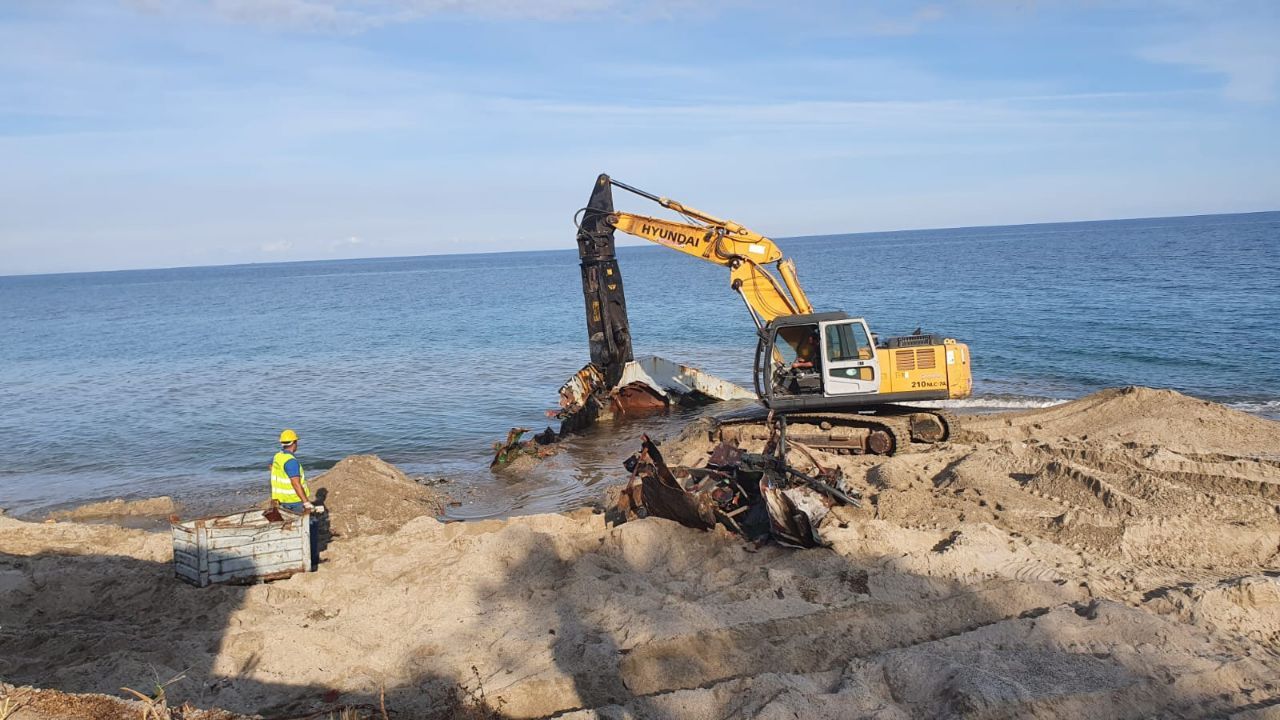 Catanzaro, un peschereccio di oltre 20 metri rimosso  dalla spiaggia