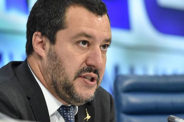 Incendio al campo rom di Lamezia, Salvini: «Censimento alla ricerca di “irregolari”»