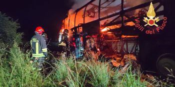 Bus di una scuola guida in fiamme a Soverato: fiamme domate dai Vigili del Fuoco: nessun ferito – VIDEO