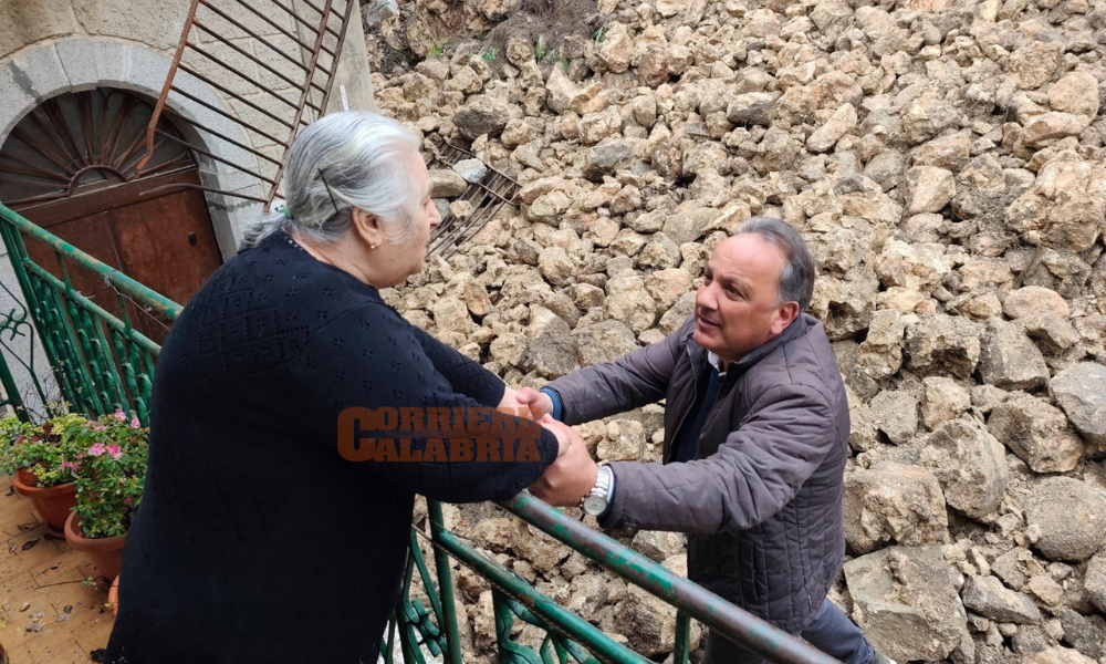 Fango e detriti su Stilo: si scava per escludere dispersi. Colpito un accesso alla Cattolica. Il sindaco: «Situazione critica»