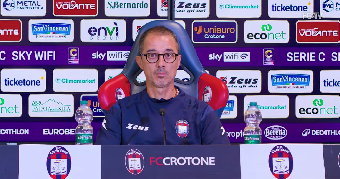 Crotone, Longo allontana il periodo di crisi: «Mettiamo passione e amore in ciò che facciamo»