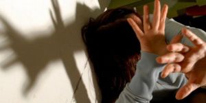 Prende a pugni il finestrino dell’auto e minaccia di morte la convivente, un arresto nel Crotonese