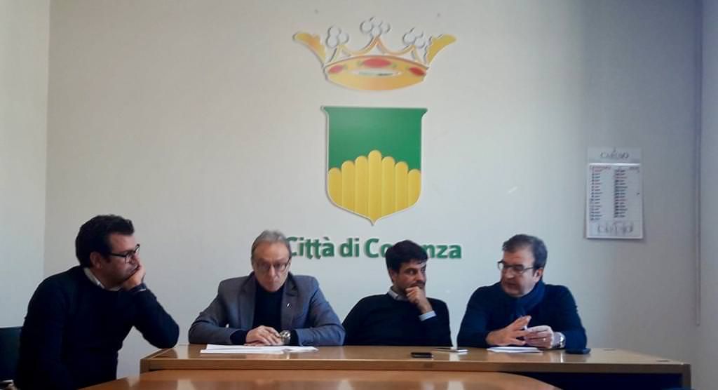 Cosenza dopo il dissesto: pagamenti bloccati e servizi a singhiozzo. Tagli sull'emergenza abitativa