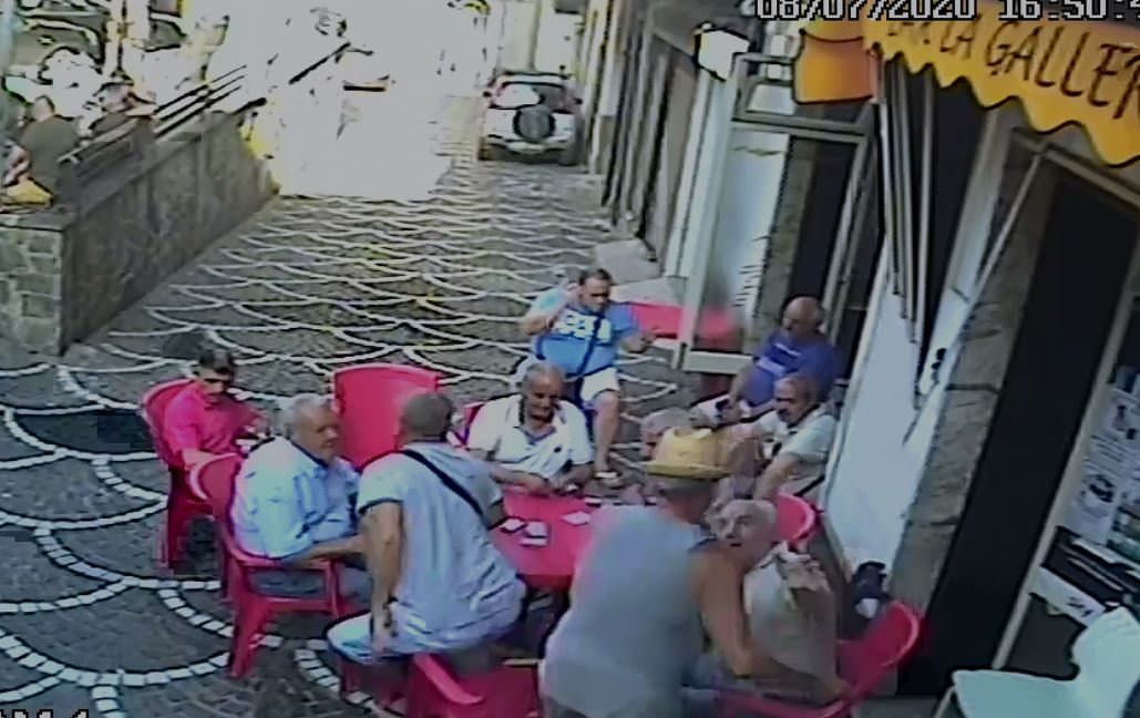 Mesoraca, accoltella il suocero dopo una lite al bar – VIDEO