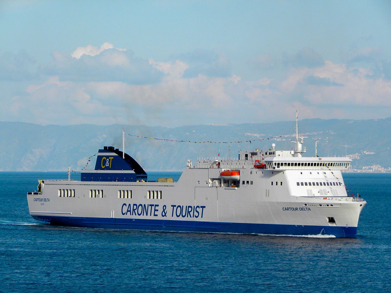 Investiti da un camion nel porto di Salerno, un morto e un ferito