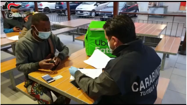 Controlli a tappeto dei carabinieri sull'attività dei riders