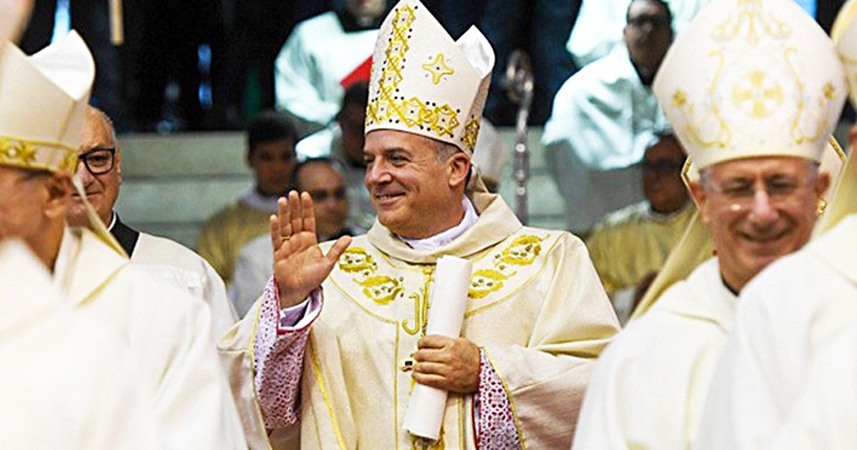 Il vescovo di Crotone al presidio degli agricoltori a Botricello: «Sono con voi»