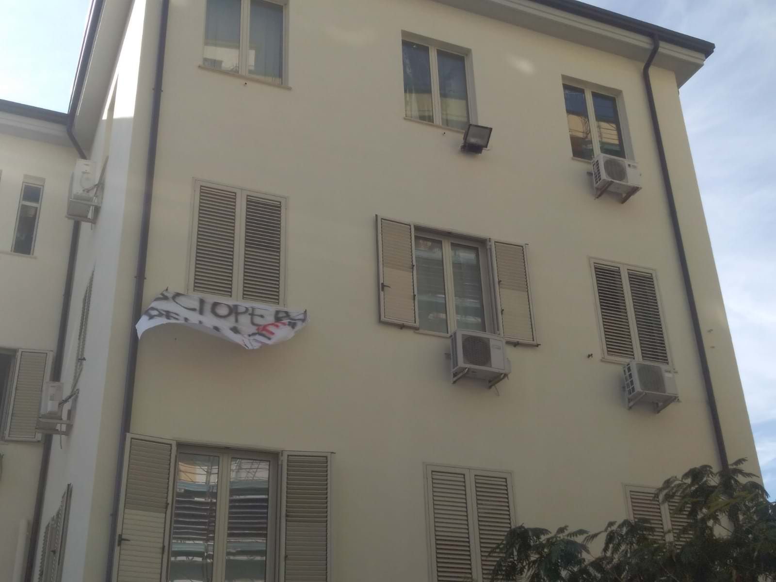 Pugliese-Ciaccio, i precari minacciano di dare fuoco agli uffici. Mantella si dimette