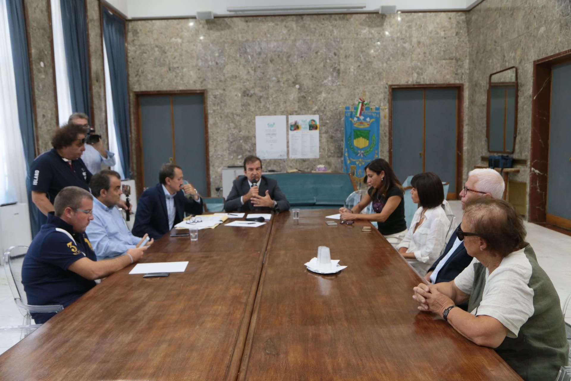 Cosenza, il welfare "creativo" del sindaco Occhiuto