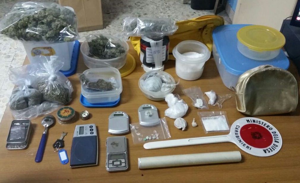 Il “bazar della droga” in un appartamento a Lamezia
